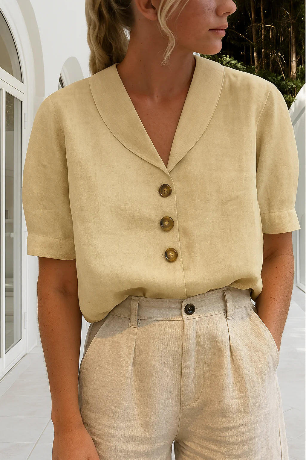Volledige lengte foto dames blouse korte mouw gecombineerd met beige pantalon en sandalen