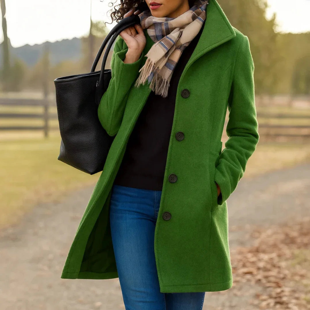 Dames wollen jas gedragen met jeans en zwarte top voor casual dagelijkse look