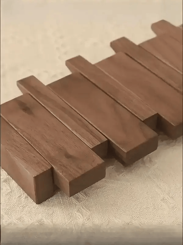 Houten piano kapstok als artistiek accent in moderne woonruimte