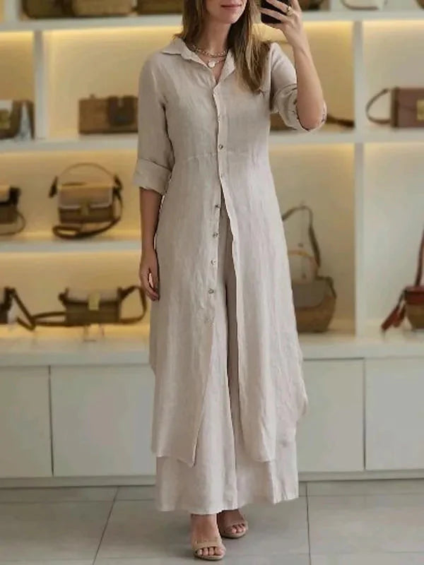 Vrouw draagt beige linnen maxi blousejurk met kraag en knoopsluiting in moderne setting