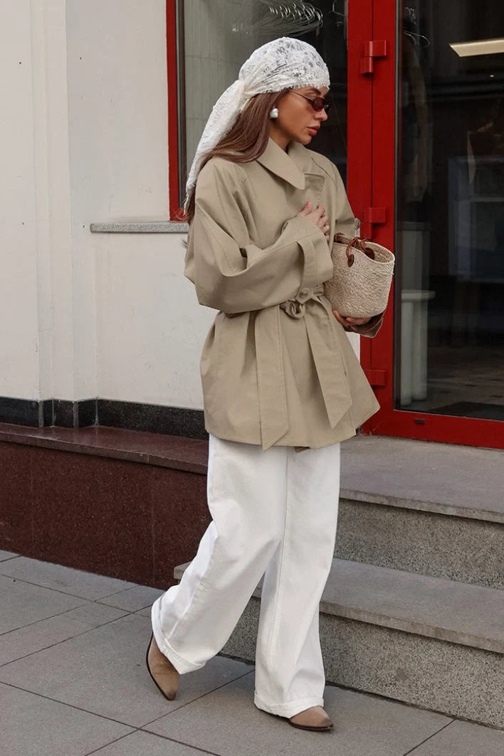 Detail van trenchcoat manchet met knoop en dubbele knoopsluiting vooraan