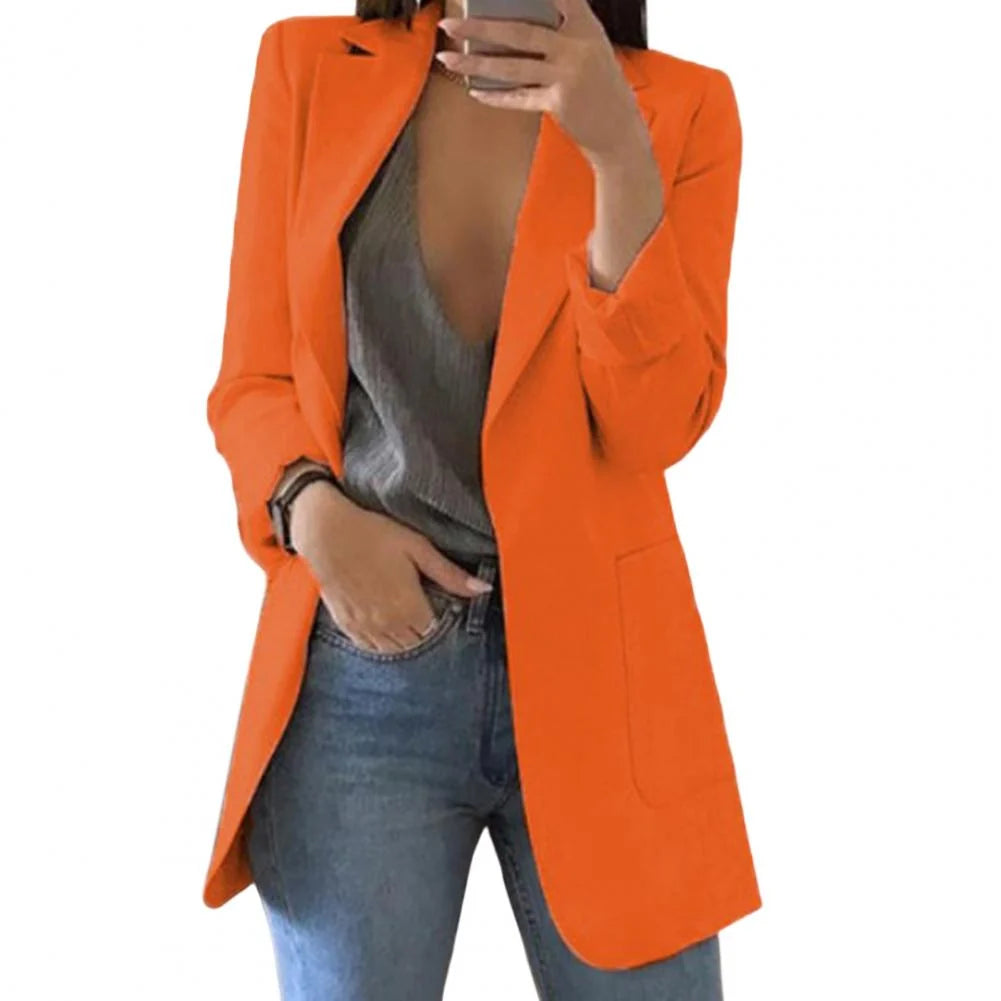 Detailopname van de zachte, soepele stof en de afgewerkte mouwen van de blazer