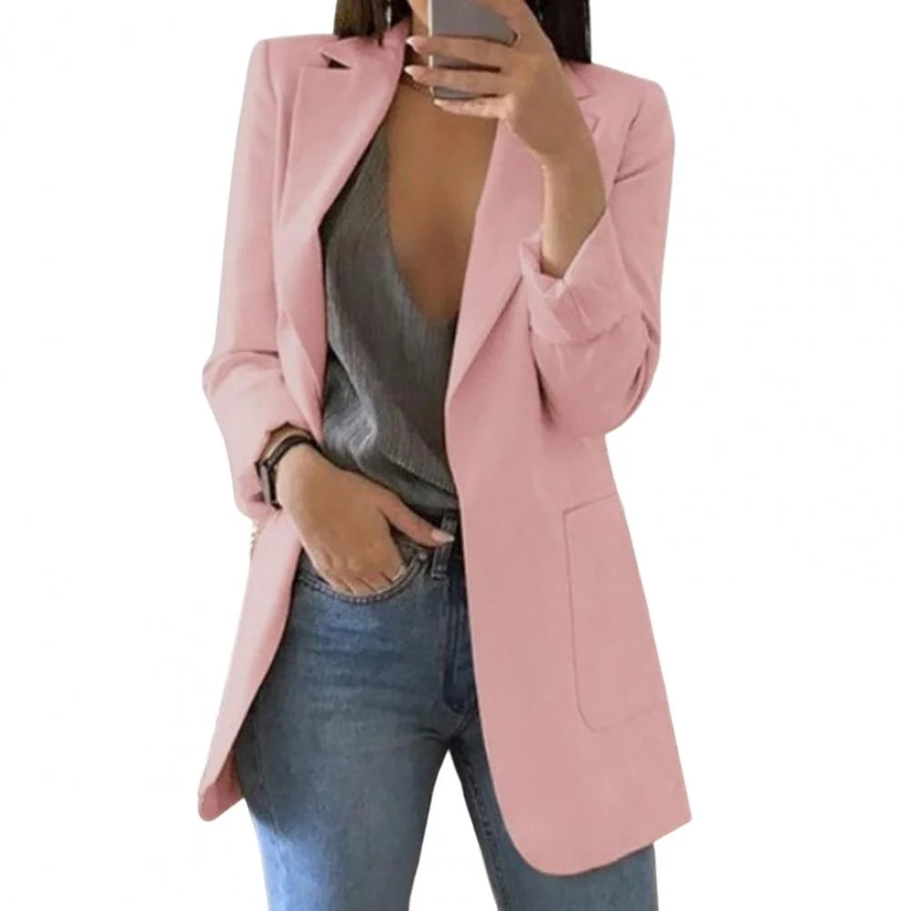 Vrouw toont de veelzijdige styling van de lange blazer gecombineerd met casual kleding