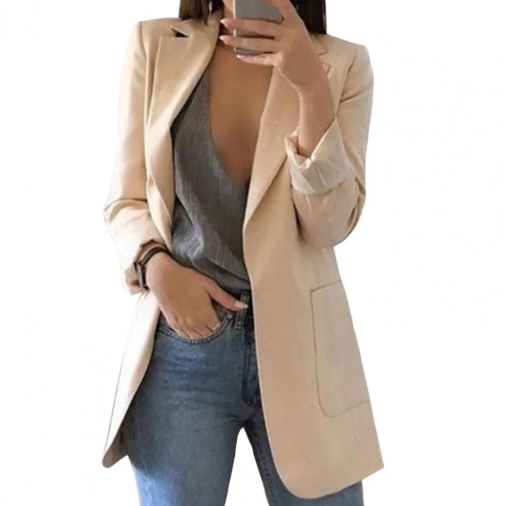 Vrouw in lange blazer toont hoe het kledingstuk geschikt is voor verschillende gelegenheden