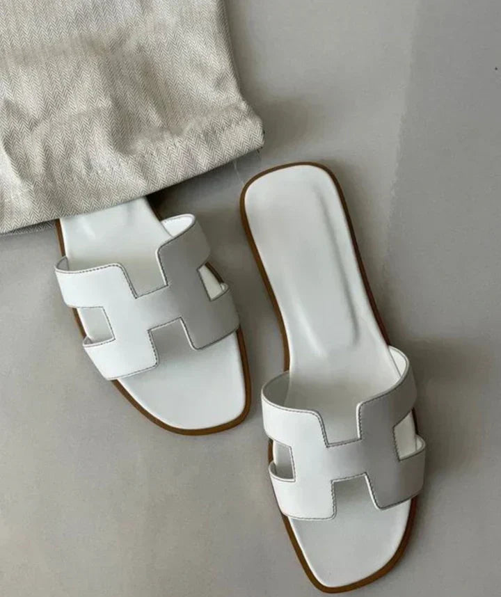 Witte leren sandalen voor dames met H-design band en laag hakje, bovenaanzicht op neutrale ondergrond