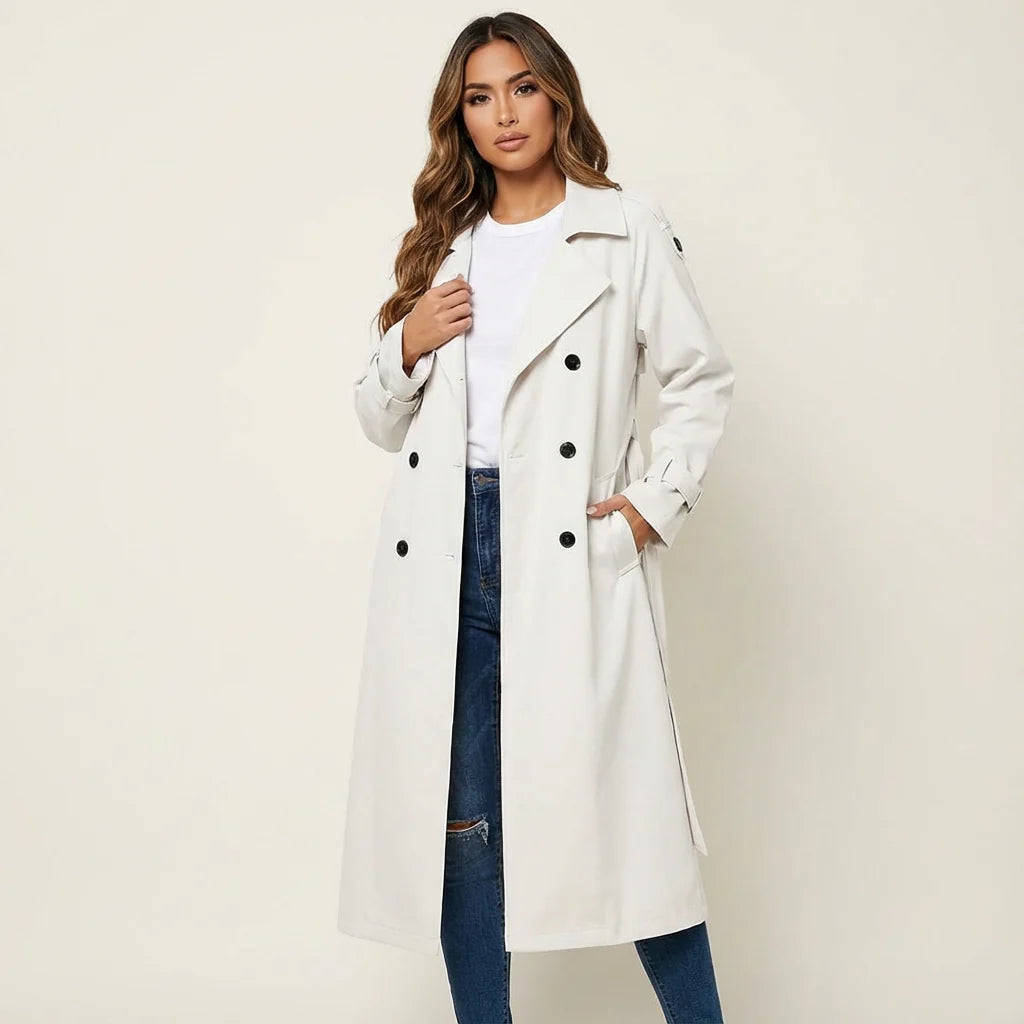 Close-up van verstelbare mouwmanchetten met knoopdetails en gladde afwerking van trenchcoat