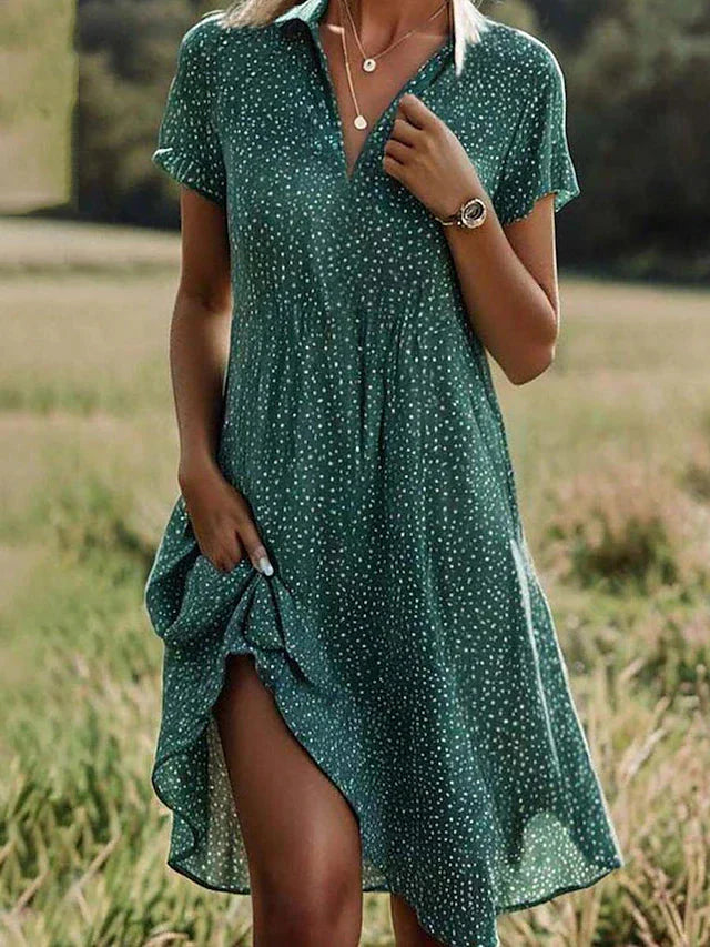 Midi overhemdjurk met groene stippenprint, korte mouwen en button-down sluiting voor casual zomerdagen