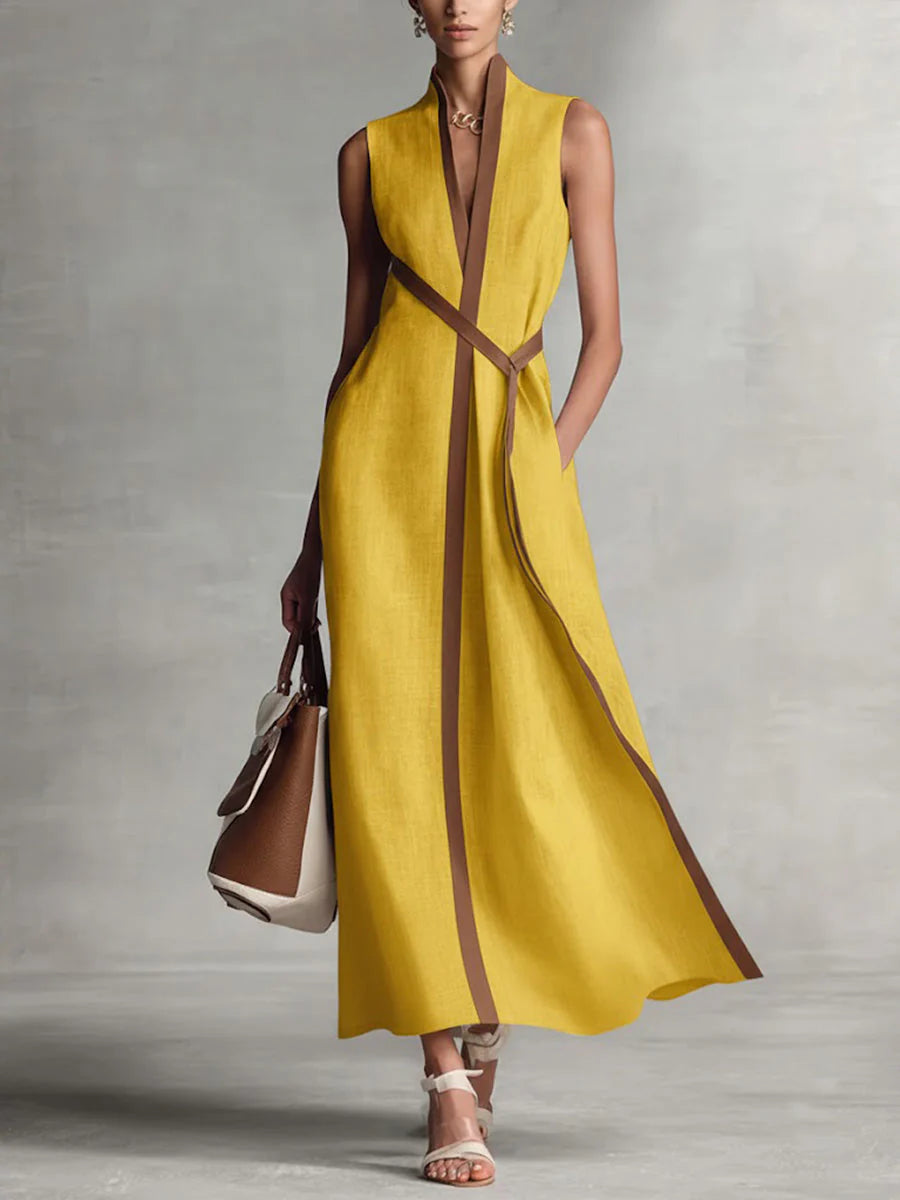 Volledige lengte mouwloze maxi jurk met V-hals gedragen met riemensandalen voor formele look