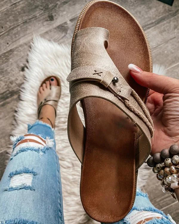 Zijaanzicht van dames leren slippers met anatomisch voetbed en verstelbare bandjes