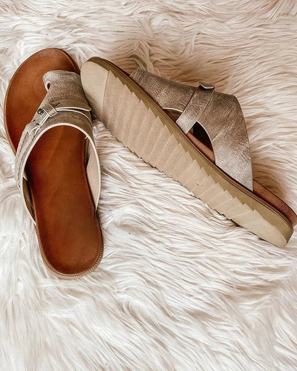 Detailopname van dames leren slippers met teensluiting en zachte leren afwerking
