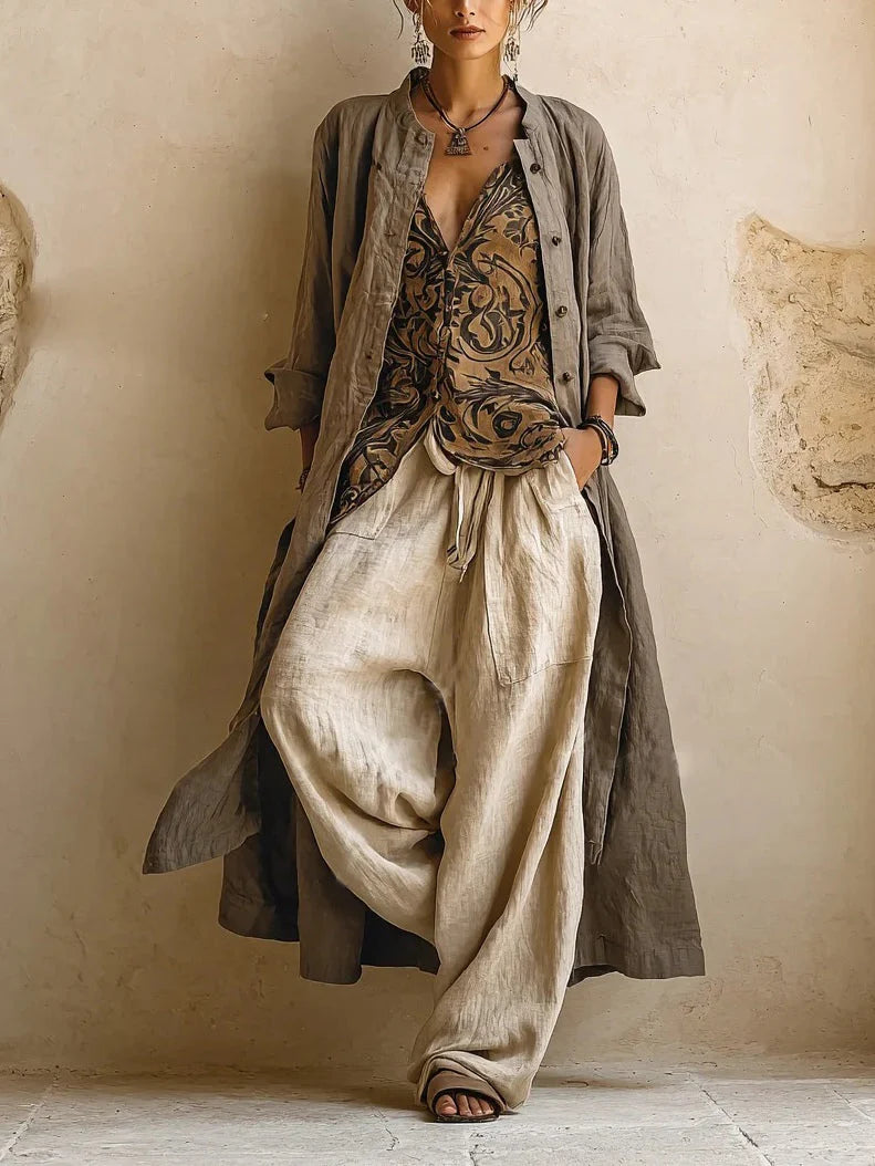 Vrouw draagt beige linnen ensemble met etnische top, wijde broek en lange cardigan in natuurlijke bohemien stijl