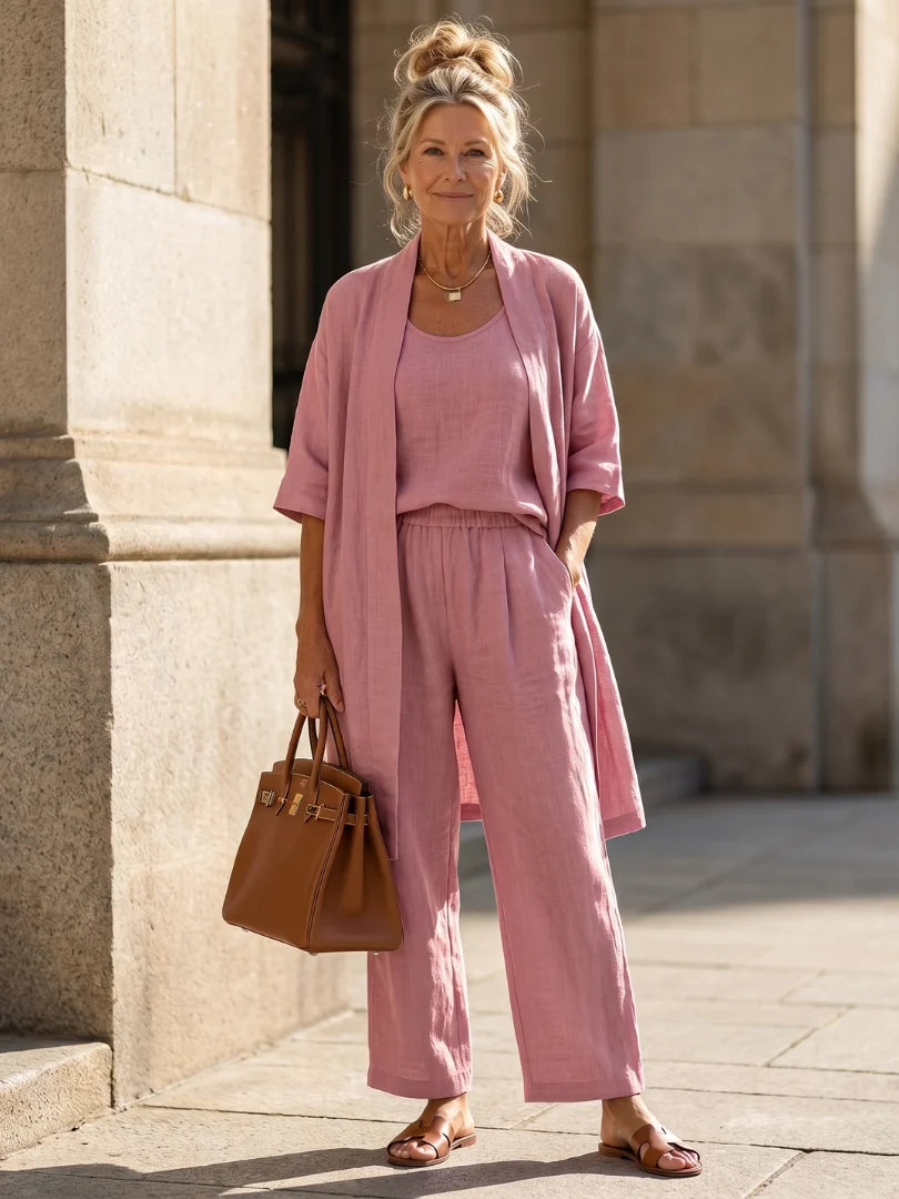 Dames linnen set driedelig in roze met longline vest en wijde broek gedragen buitenshuis