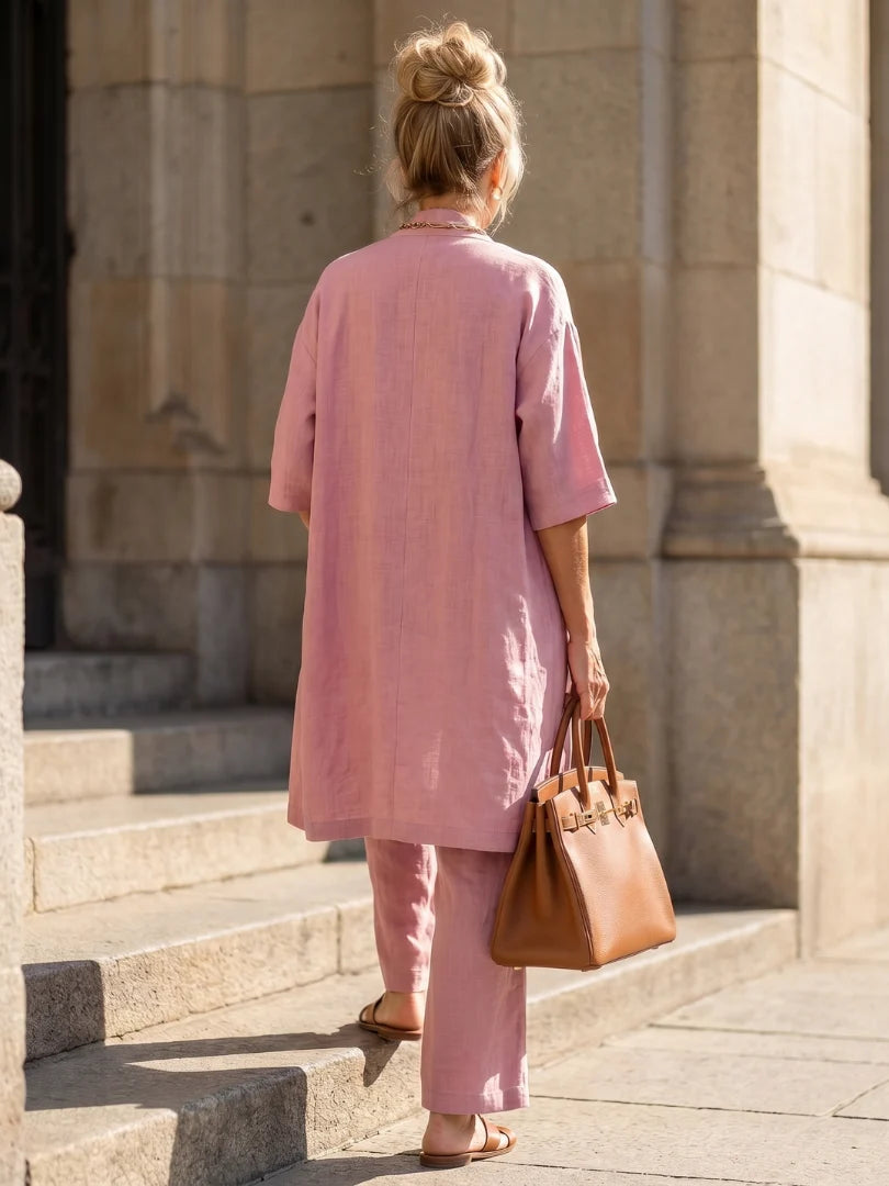 Dames casual linnen outfit met wijde broek en open vest zijaanzicht