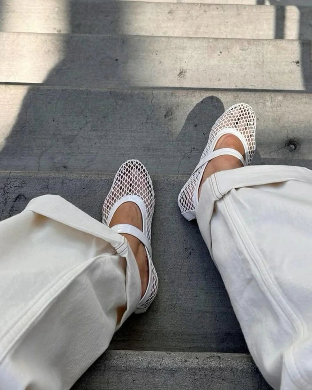 Zilveren mesh ballerina's met moderne details en flexibele zool
