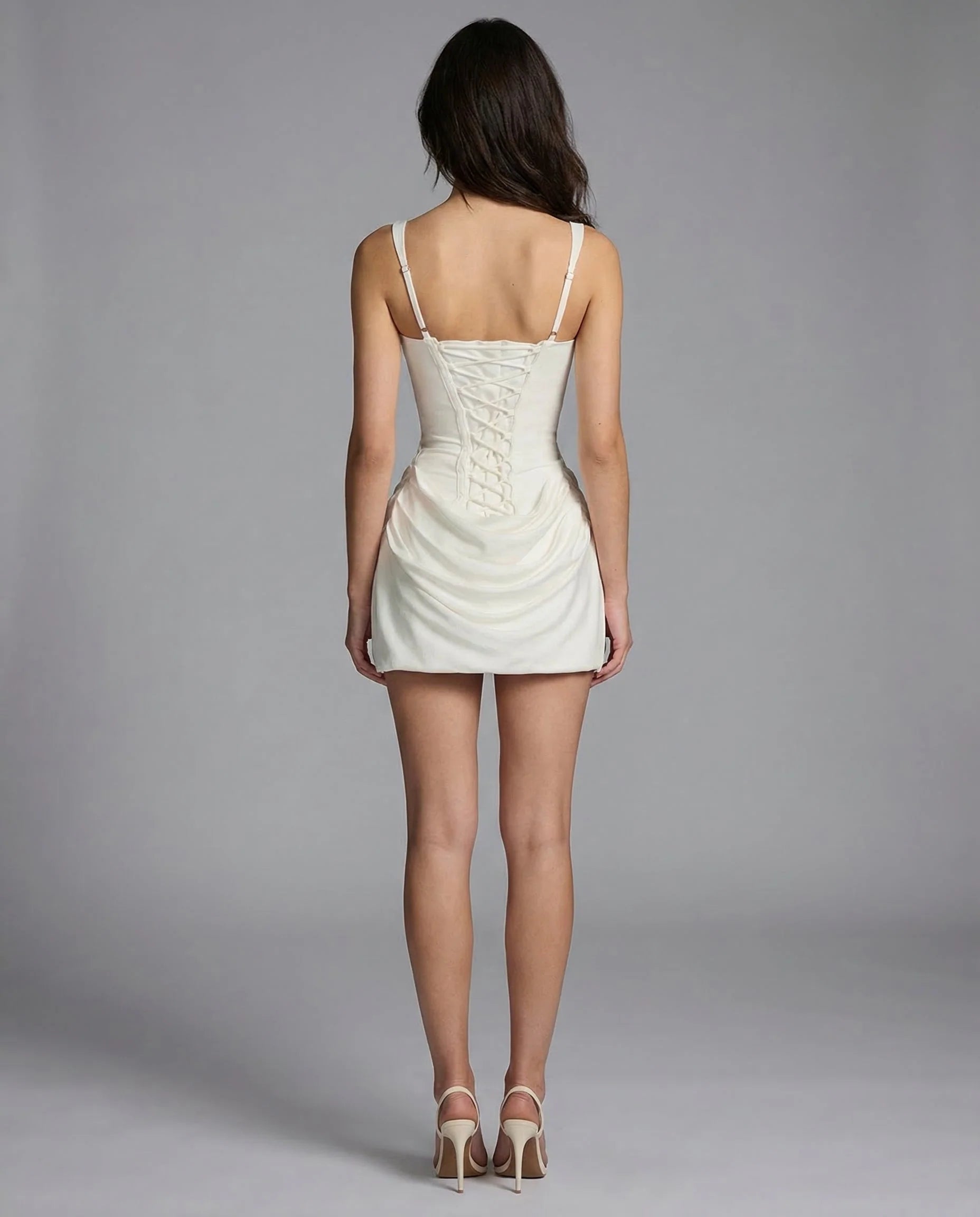 Zijaanzicht van figuurnaden en gedrapeerde rok op bodycon mini jurk voor feesten en speciale gelegenheden