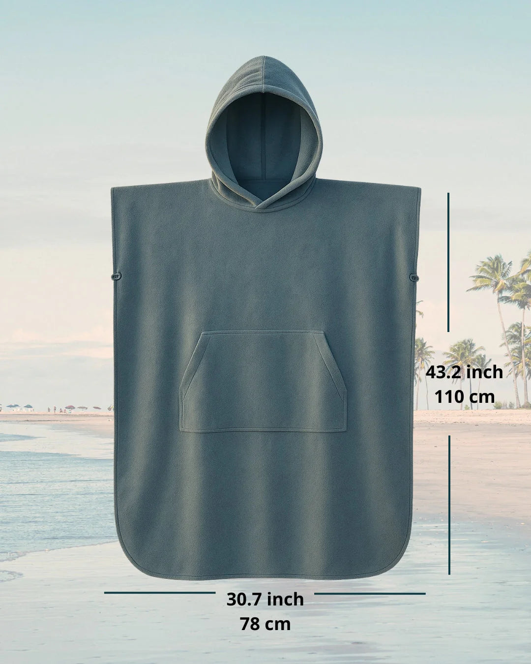 Vrouw draagt veelzijdige strand poncho jurk over zwemkleding bij het zwembad