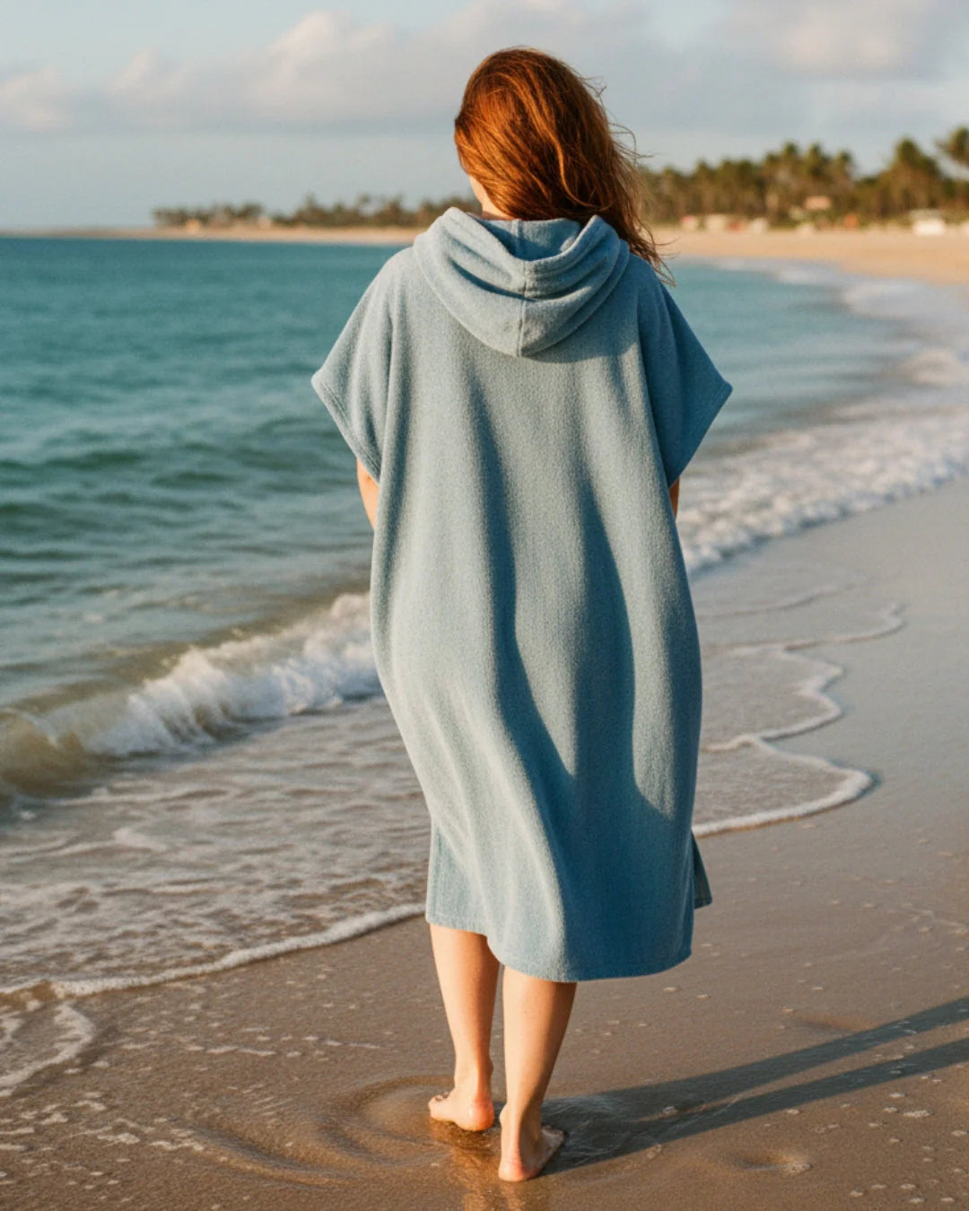 Grijze strand poncho jurk gedragen als loungewear na het zwemmen