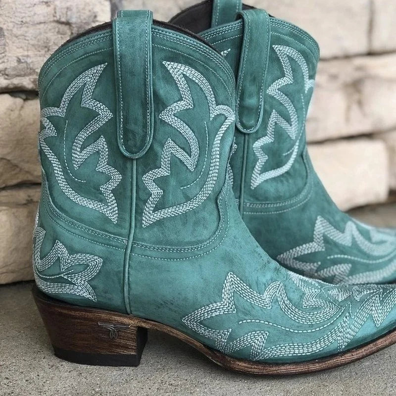 Zijaanzicht van korte cowboylaarzen met Western-borduurwerk en pull-on lussen aan bovenkant