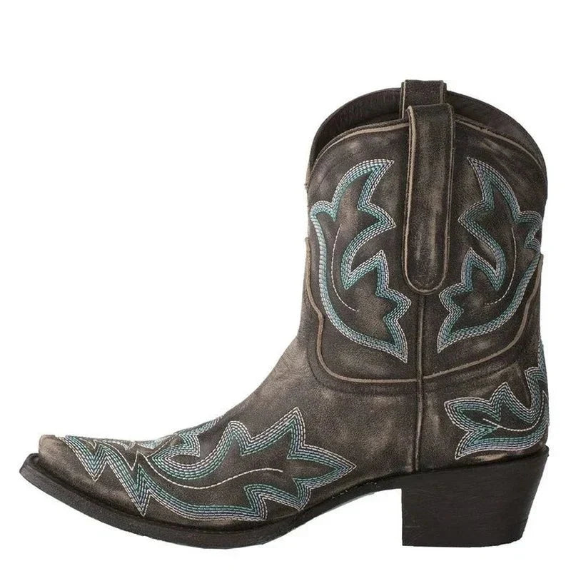 Detail van geborduurde cowboylaarzen met blokhak en decoratieve Western-motieven op schacht