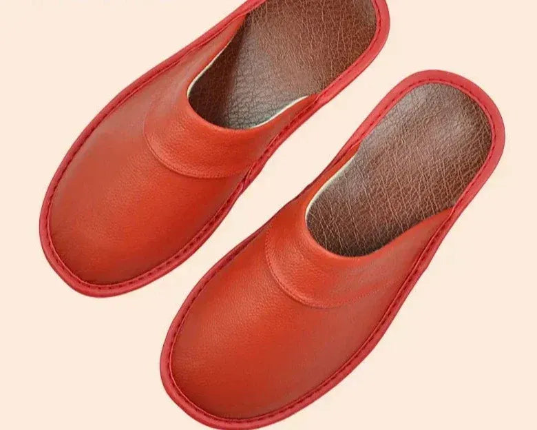 Detailfoto van leren slippers met zachte binnenzijde en soepel materiaal