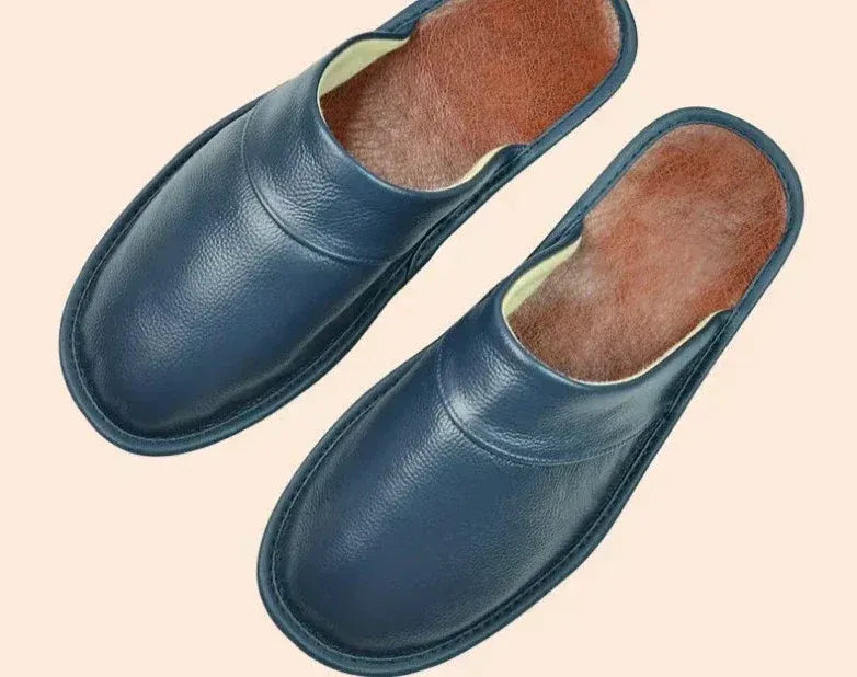 Dames leren slippers in bordeauxrood getoond in natuurlijk licht voor kleurweergave