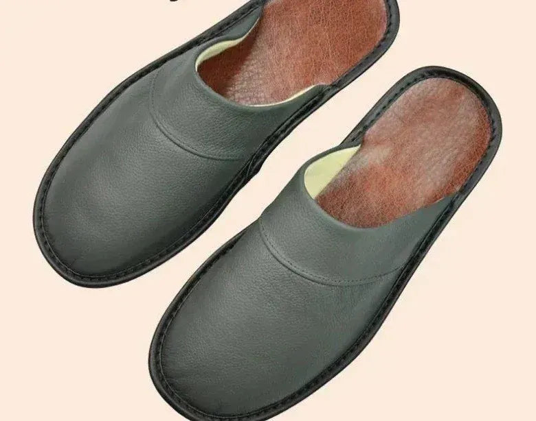 Zijaanzicht van instapmodel leren slippers met subtiele stiksels en afgeronde vorm