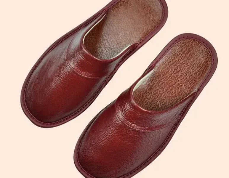 Close-up van bordeauxrode leren slippers met gevoerde binnenzijde en comfortabele pasvorm