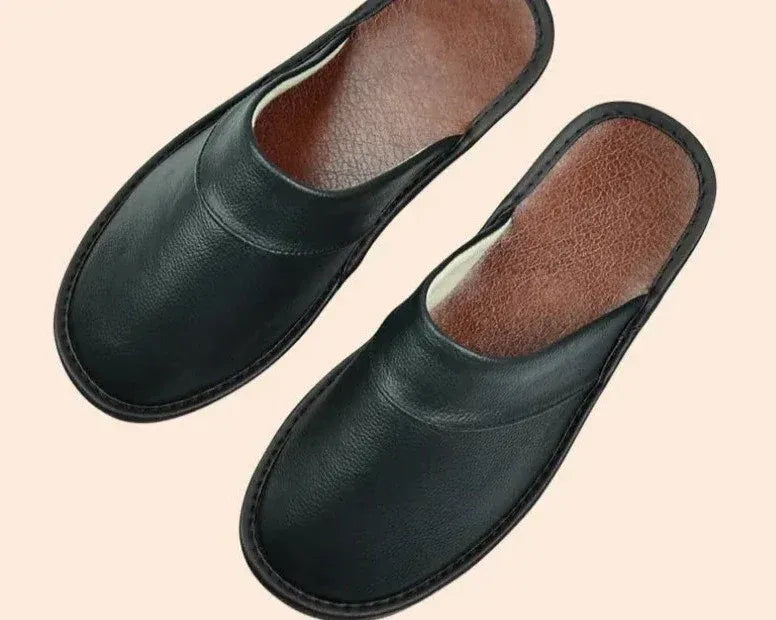 Bovenaanzicht van dames leren slippers met soepel leer en praktisch instapmodel