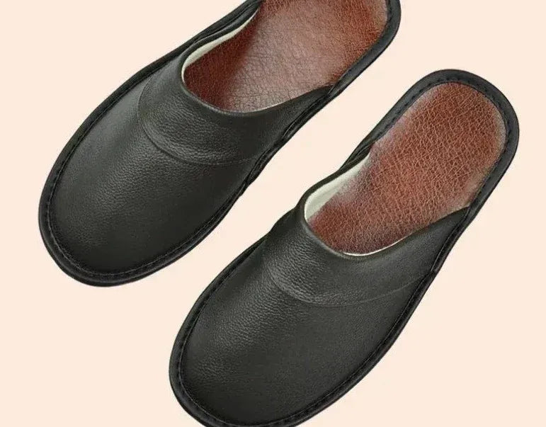 Leren slippers voor dames getoond op model voor realistische weergave van pasvorm