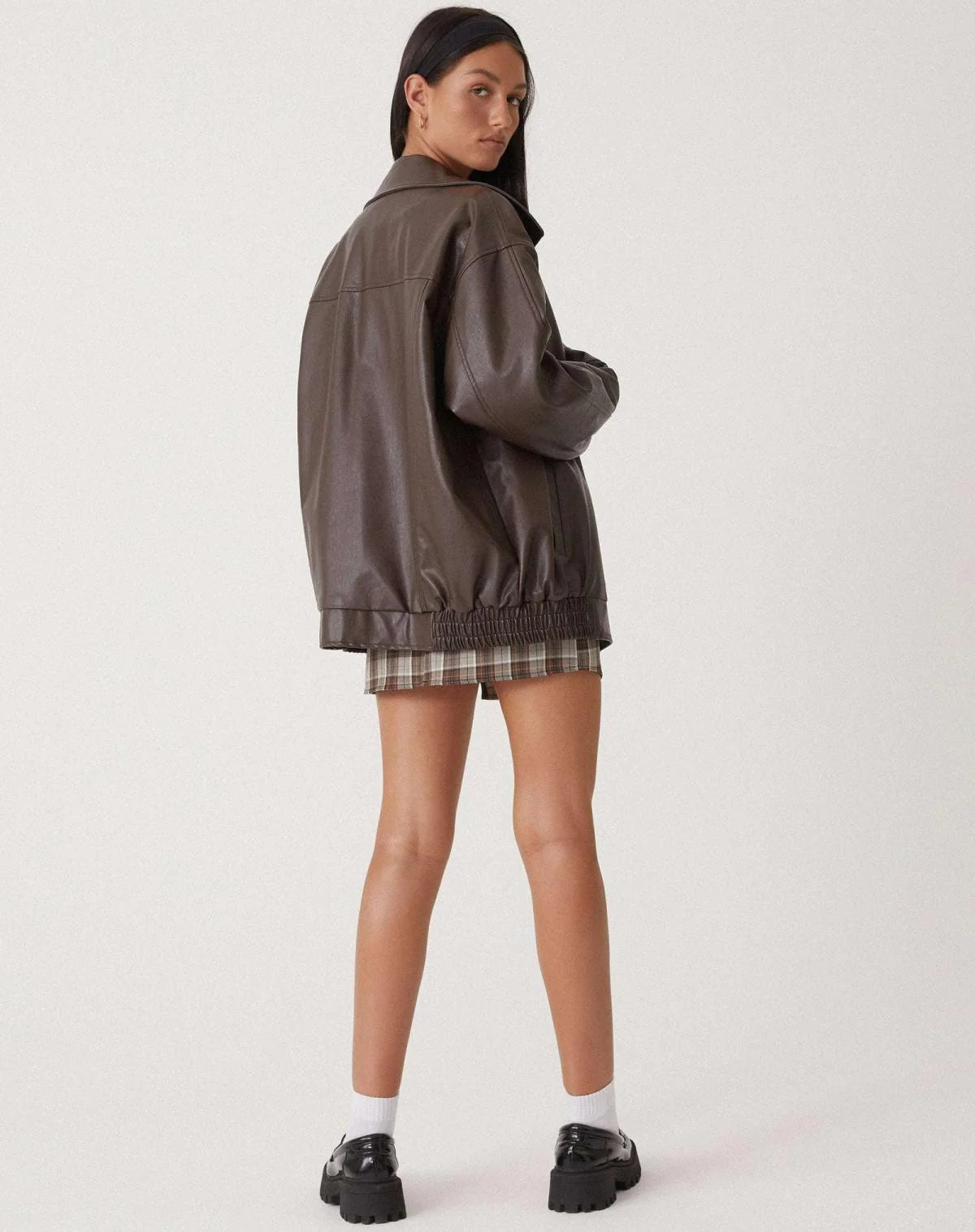 Oversized jas met ritssluiting en brede schouders detail shot