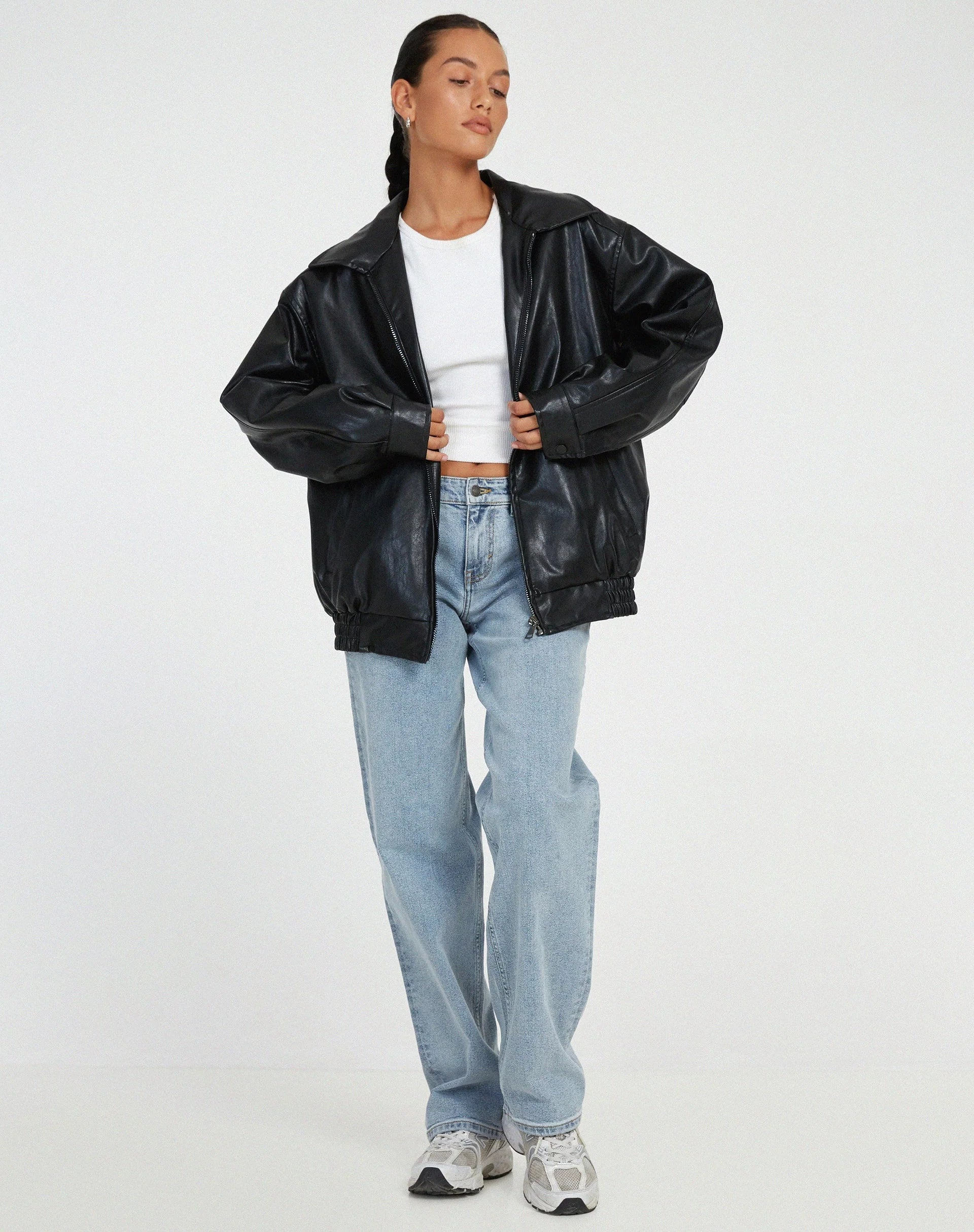 Dames bomber jacket in bruin gedragen casual stijl volledig zicht