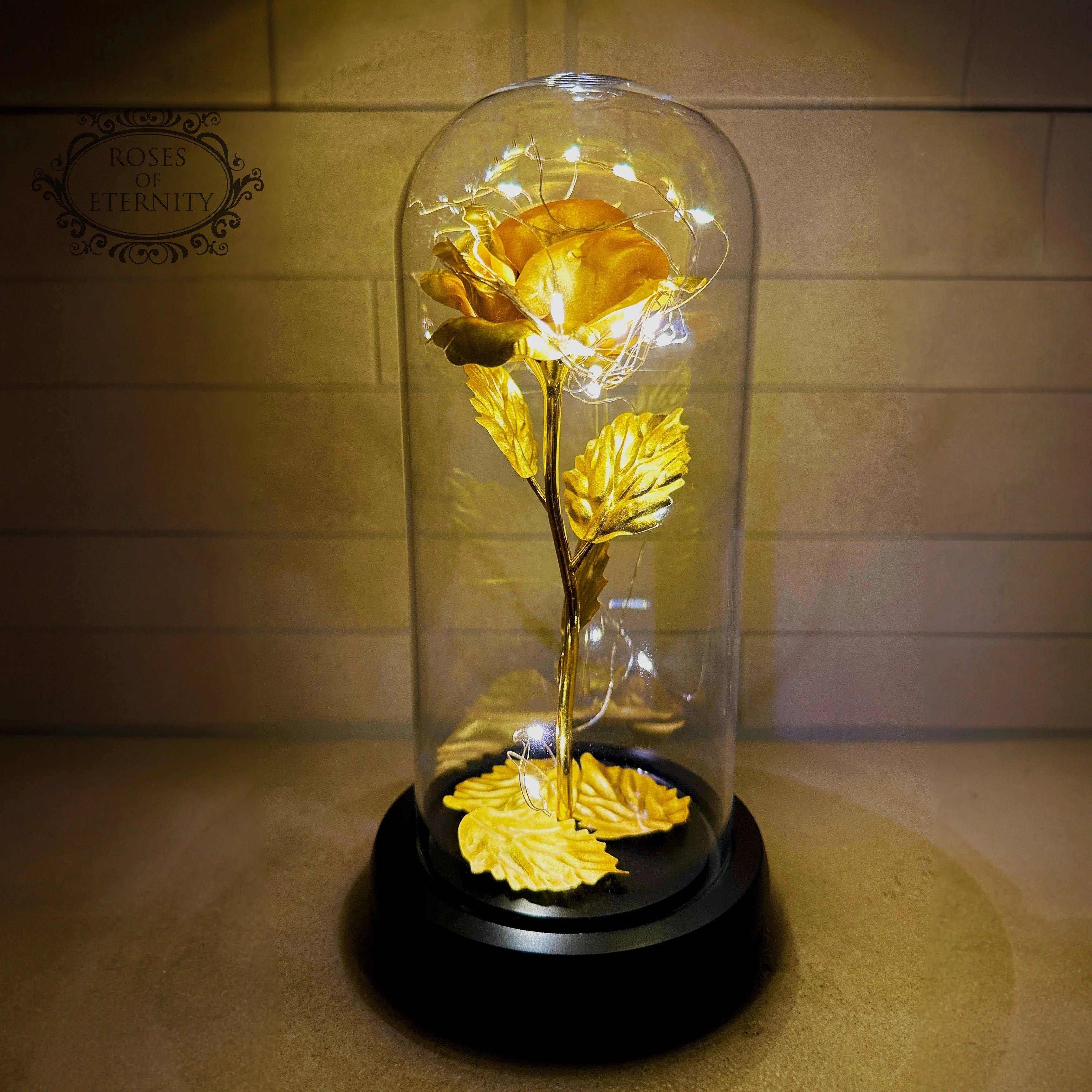 Tijdloze gouden roos onder stolp met warm LED-licht voor interieur