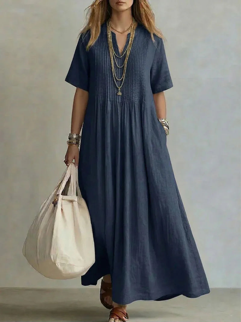 Volledige lengte van de maxi jurk met geplooide details en losse, comfortabele pasvorm