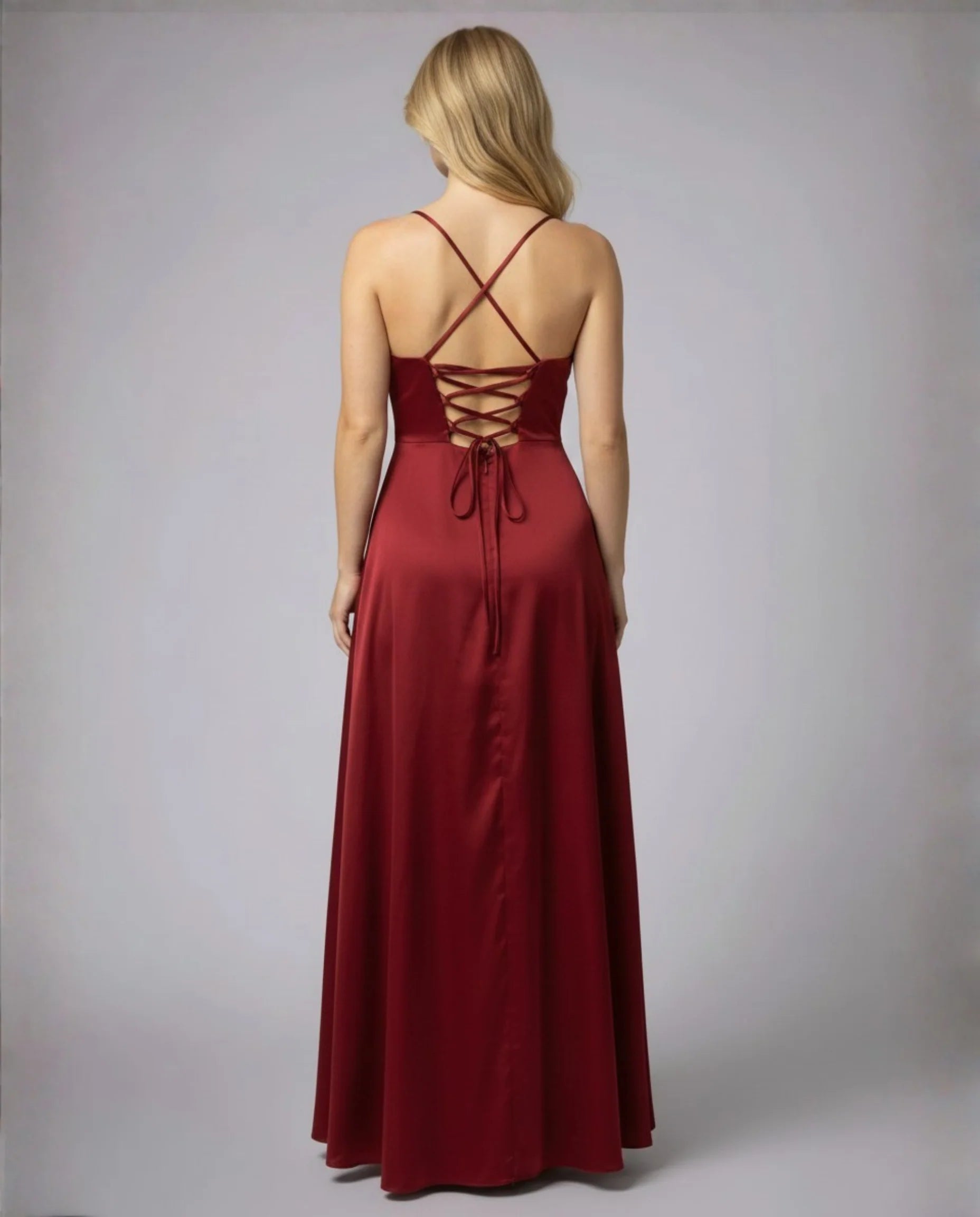 Detail van maxi jurk met hoge zijsplit, glanzende stof en elegante A-lijn snit voor bruiloften