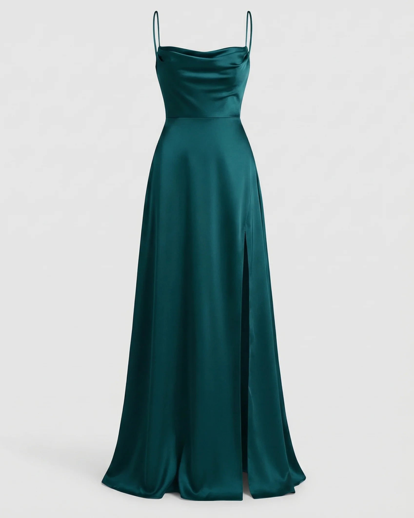 Close-up van gevlochten rugdetail op maxi jurk met glanzende stof en elegante pasvorm
