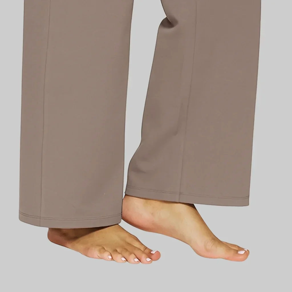 Dames flared stretchbroek hoge taille close-up van zachte stretchstof en flatterende snit