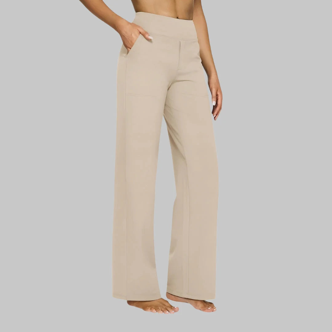 Dames flared stretchbroek hoge taille gedragen met casual schoenen en ontspannen houding