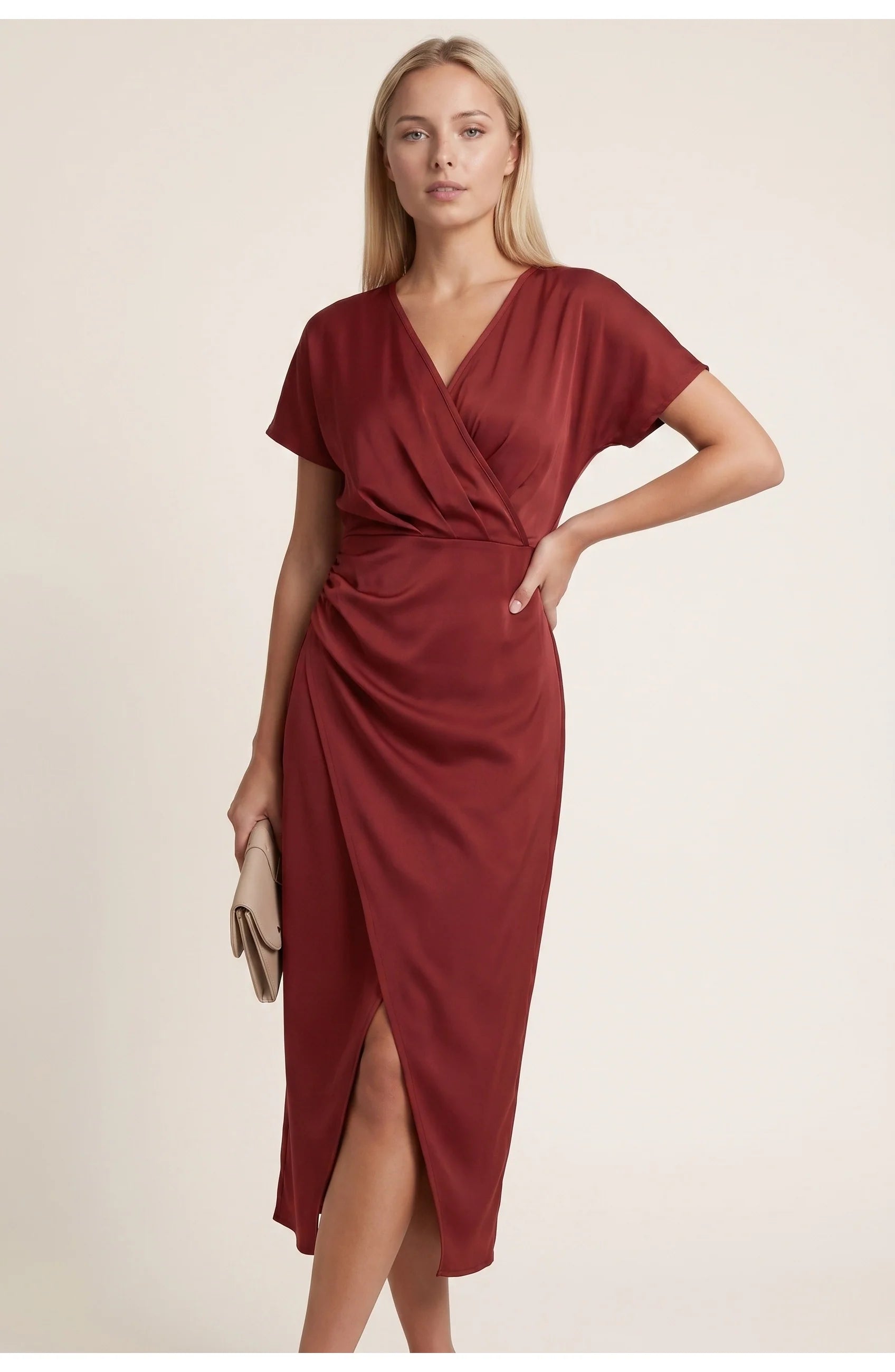 Detail van taille drapering en zandlopereffect midi jurk