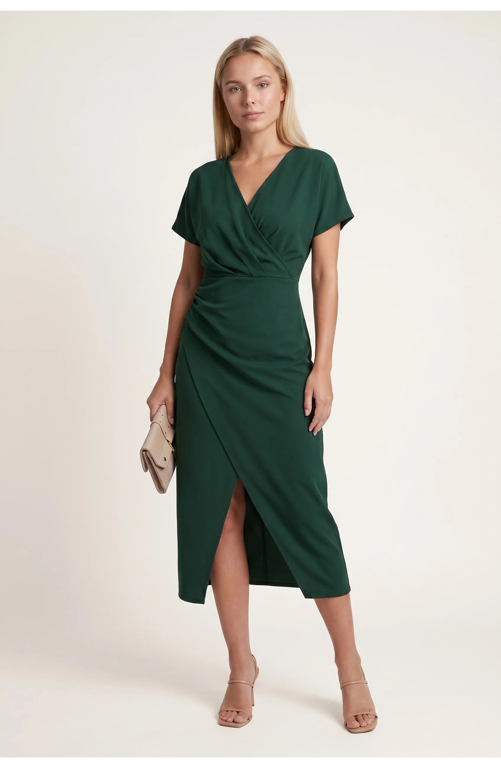 Zijaanzicht toont gedrapeerde taille en split detail