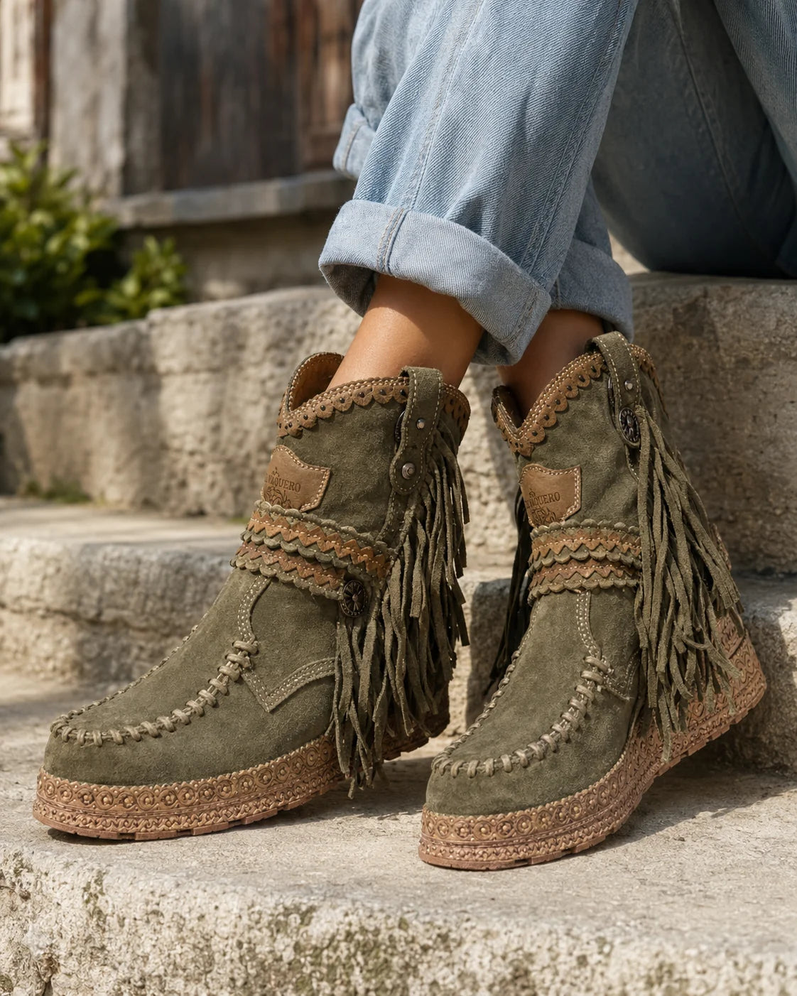 Close-up van boho laarzen met franje-details en gevlochten rand langs de zool