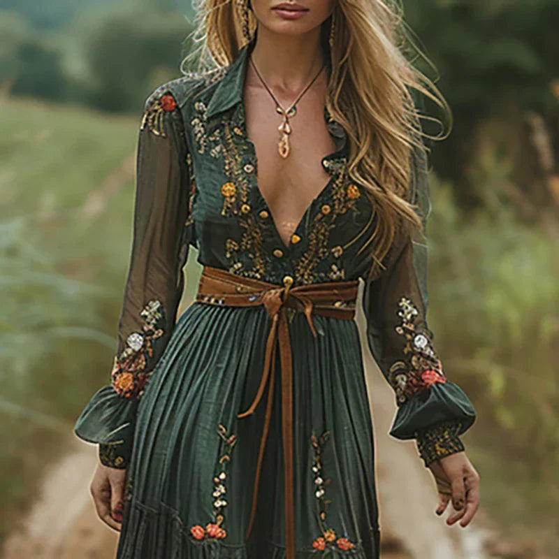 Detail van de geborduurde maxi jurk met V-hals en doorschijnende mouwen met bloemenaccenten