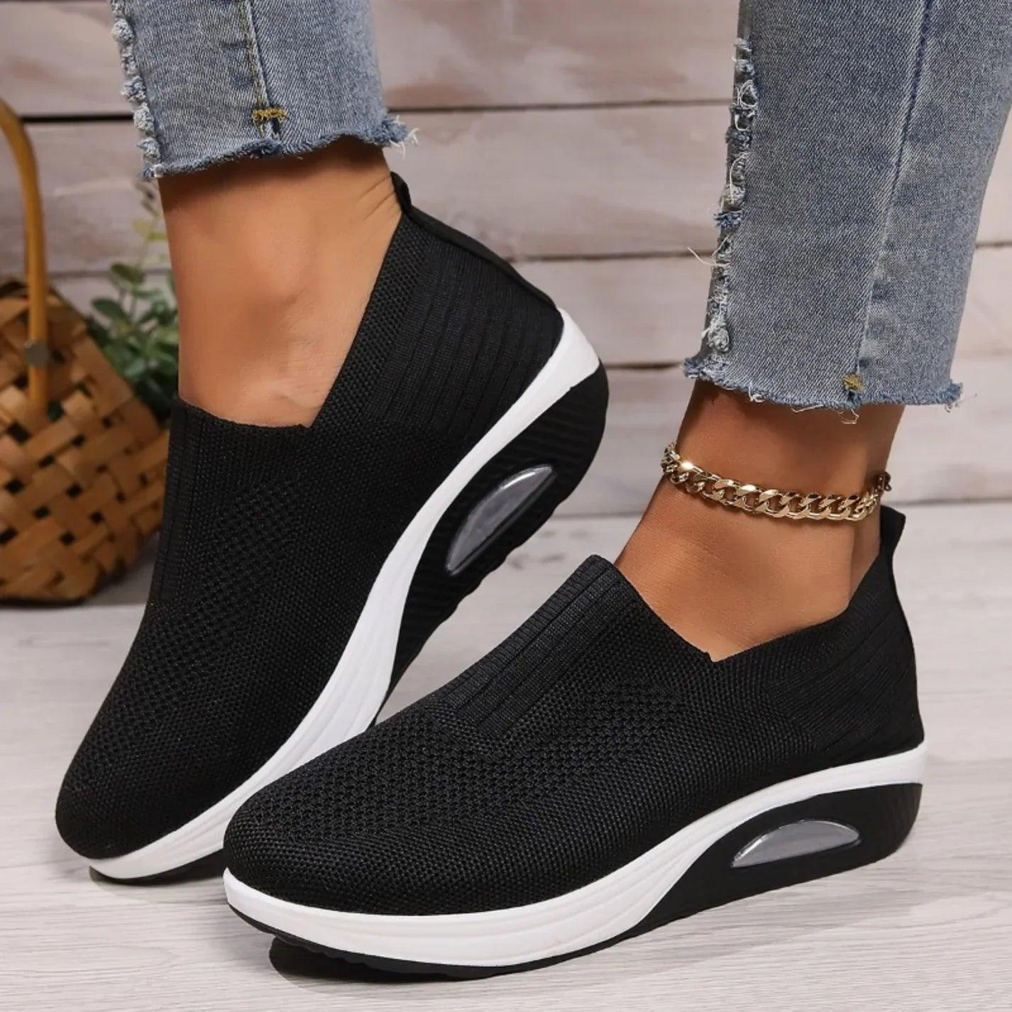 Tess instapsneaker dames in zwart met ademend mesh en flexibele zool voor makkelijk aan te trekken loopcomfort