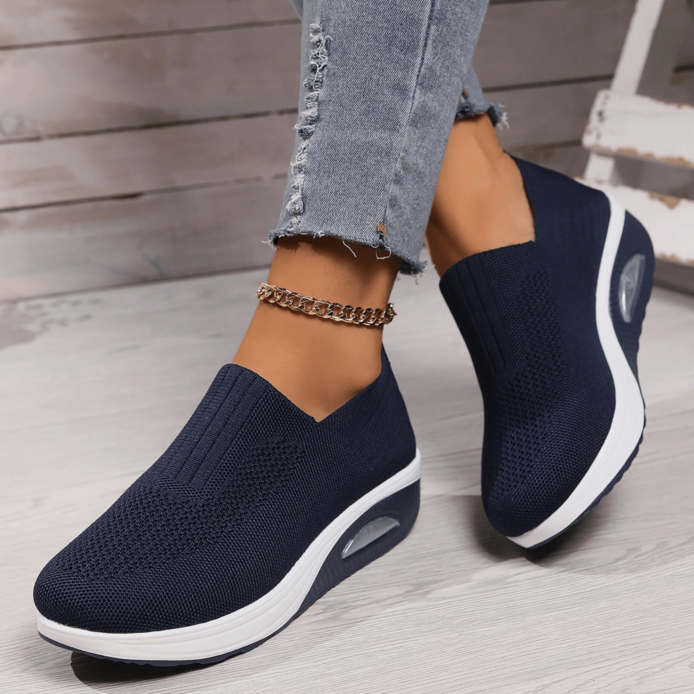 Close-up van slip-on instapsneaker dames met luchtige bovenlaag en sportieve minimalistische afwerking