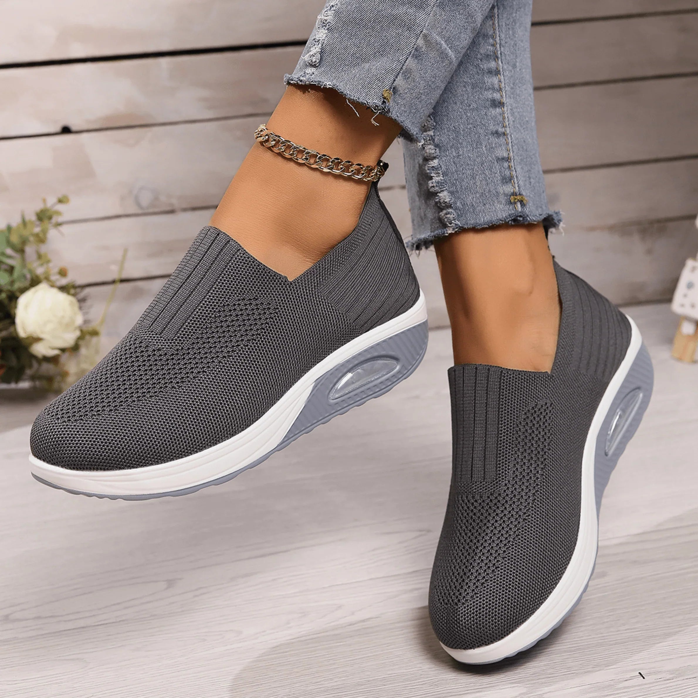 Detail van ademende mesh instapsneaker dames met clean sportieve stijl en lichtgewicht constructie