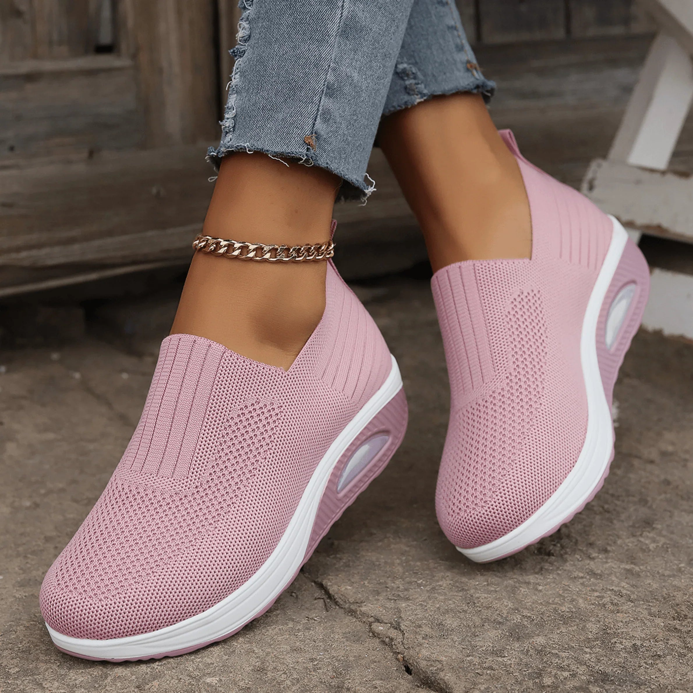 Dames instapsneaker gedragen met cropped jeans, toont makkelijk aan te trekken slip-on ontwerp