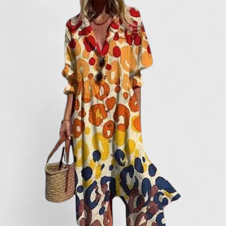 Close-up van knoopsluiting en kraag op midi jurk met bloemenprint