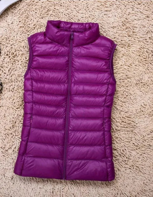 Paarse gewatteerde dames bodywarmer met mouwloos ontwerp en volledige ritssluiting op beige ondergrond