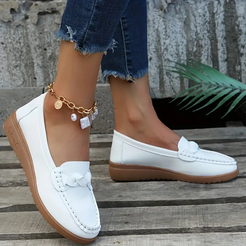 Close-up van loafers met decoratief strikdetail en antislipzool, getoond in verschillende kleuren