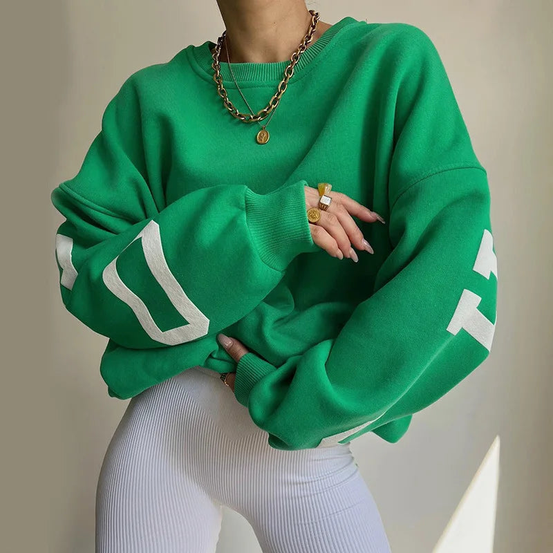 Dames oversized sweatshirt in groen met witte grafische streepdetails op de mouwen en ronde hals