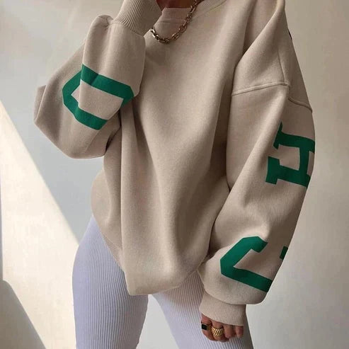 Groene sweatshirt met grafische mouwen gedragen met verschillende stylingopties